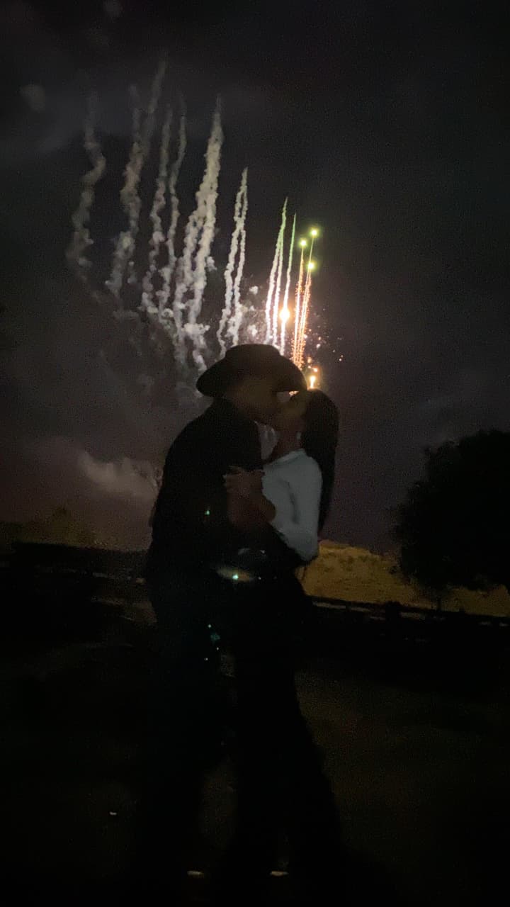 Beijo com os fogos, dia do noivado